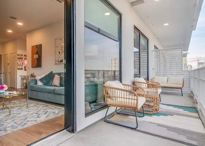 Stylish Downtown Condo W/ Pool & Parking