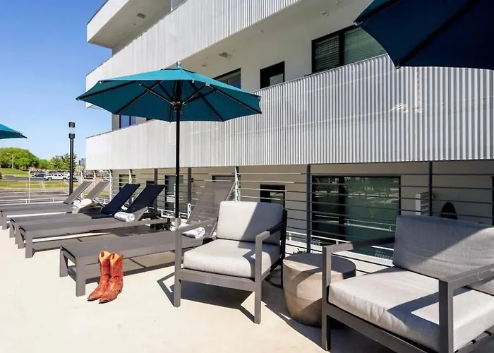 Stylish Downtown Condo W/ Pool & Parking