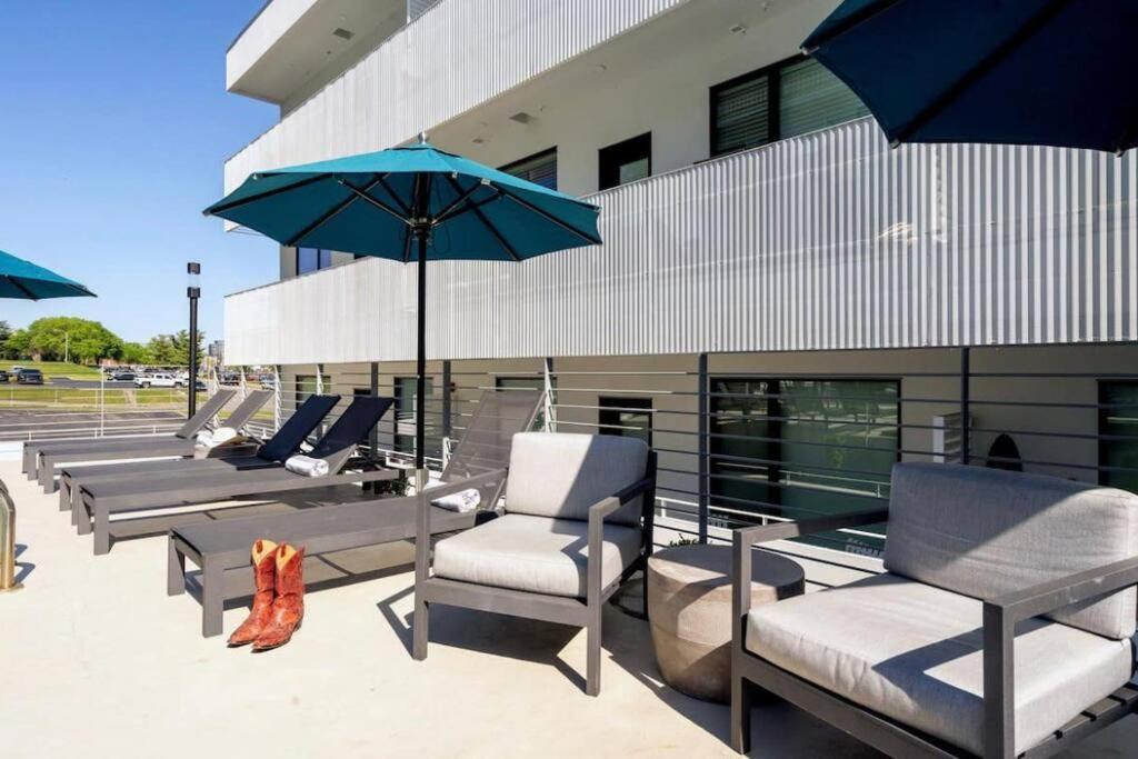 Stylish Downtown W/ Pool & Parking *