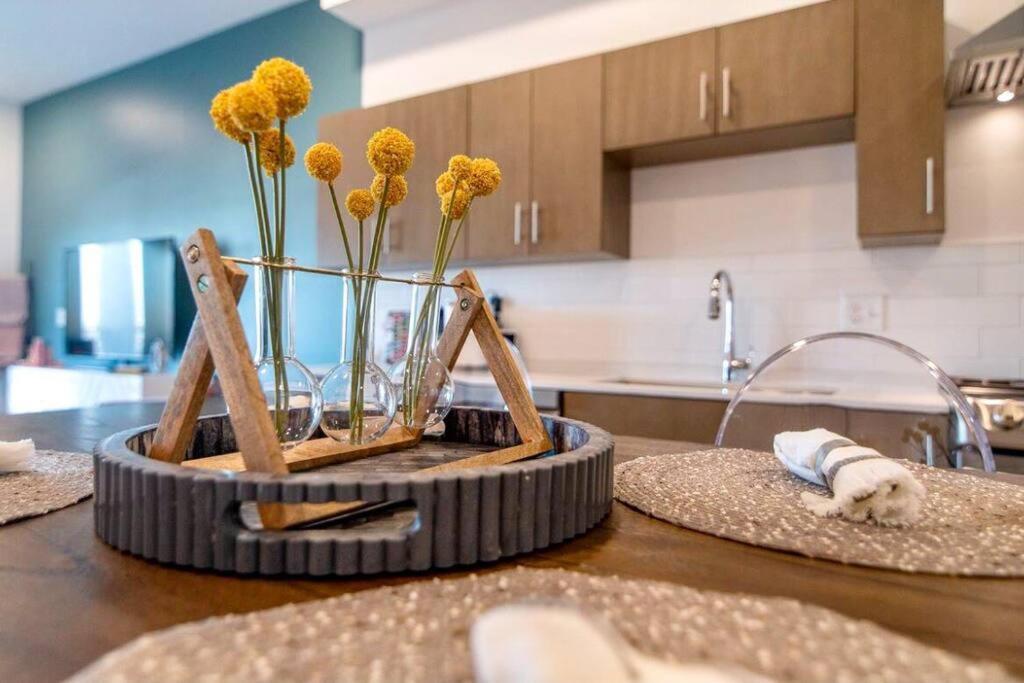 Stylish Downtown W/ Pool & Parking