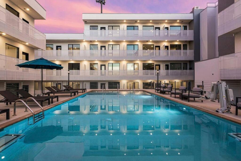 Stylish Downtown W/ Pool & Parking Apartment *