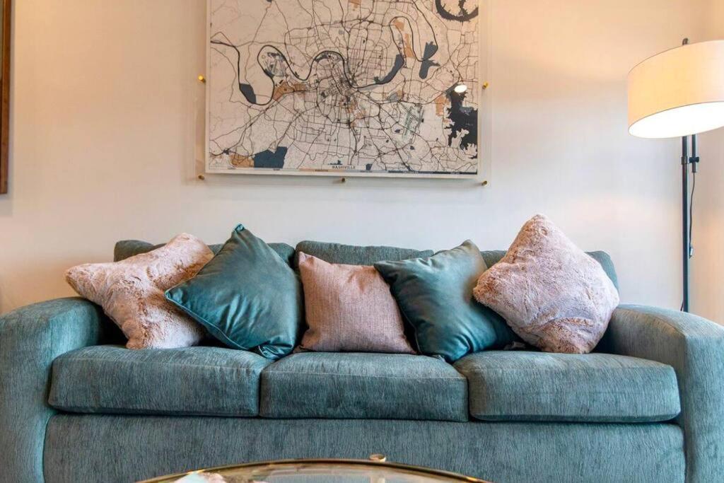 Stylish Downtown W/ Pool & Parking Apartment *