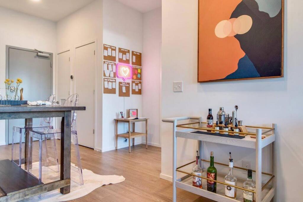Stylish Downtown W/ Pool & Parking Apartment Nashville
